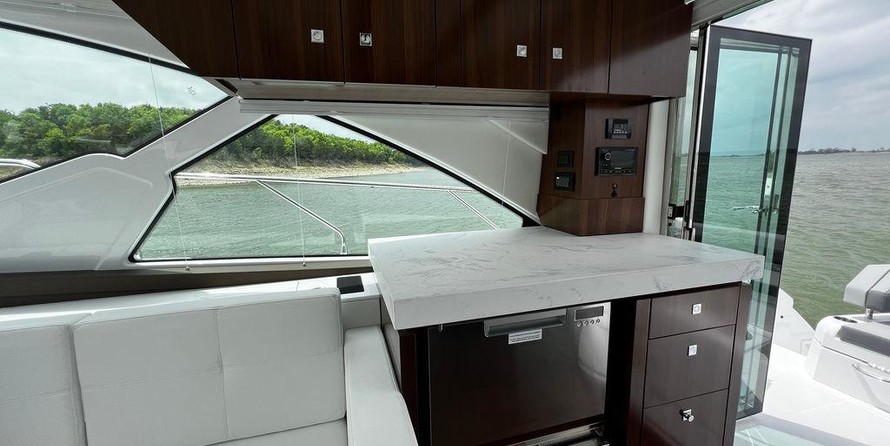 Cruisers Yachts 54 Cantius