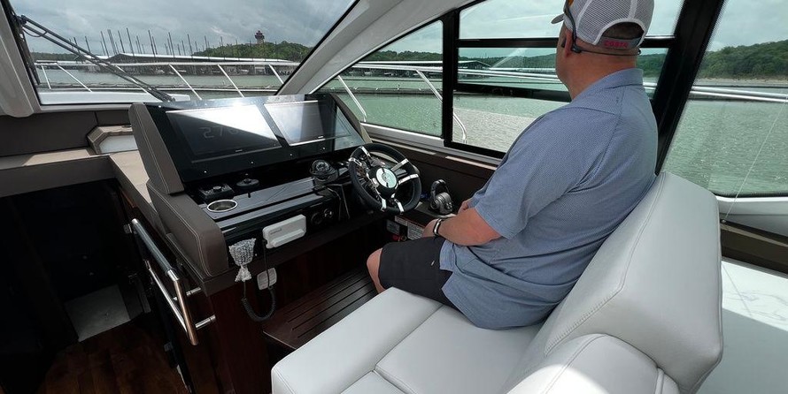 Cruisers Yachts 54 Cantius