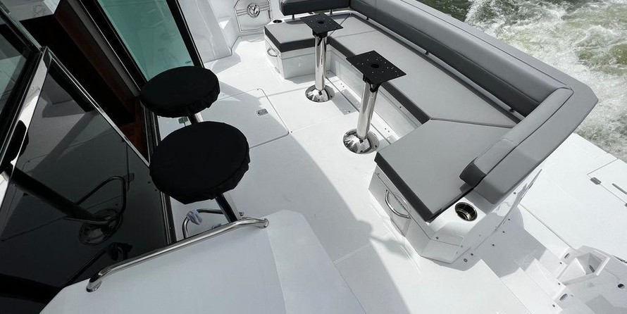 Cruisers Yachts 54 Cantius