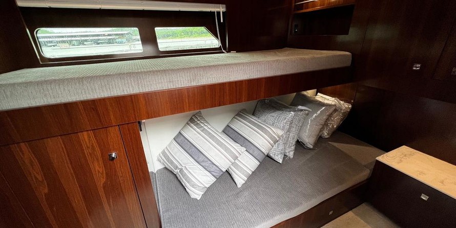 Cruisers Yachts 54 Cantius