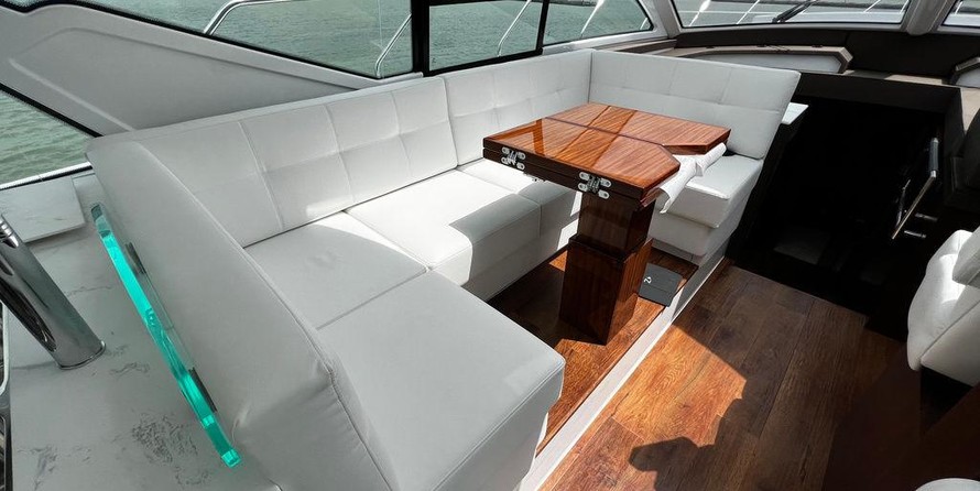 Cruisers Yachts 54 Cantius