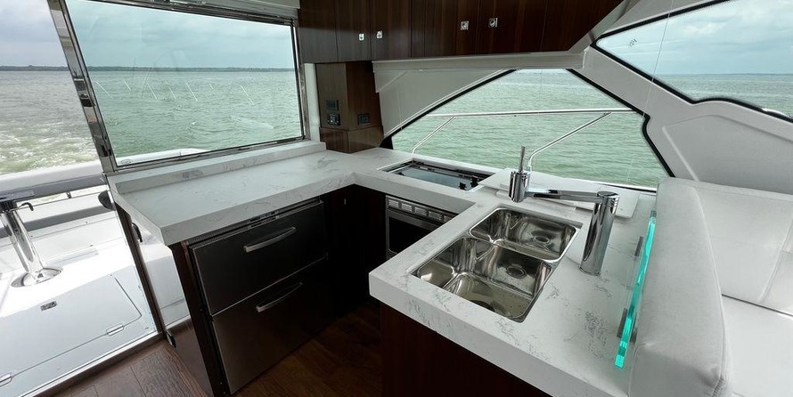 Cruisers Yachts 54 Cantius