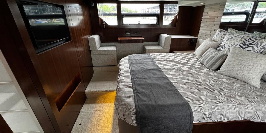 Cruisers Yachts 54 Cantius