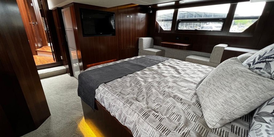 Cruisers Yachts 54 Cantius