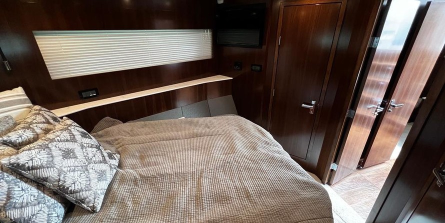 Cruisers Yachts 54 Cantius