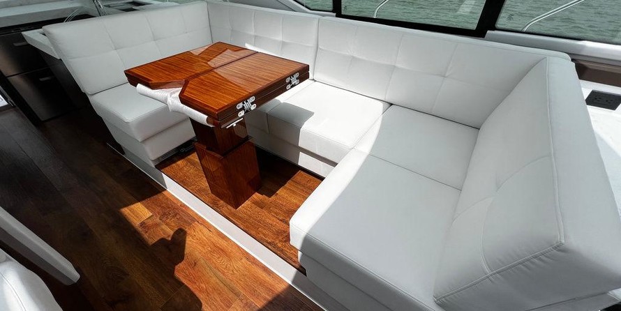 Cruisers Yachts 54 Cantius