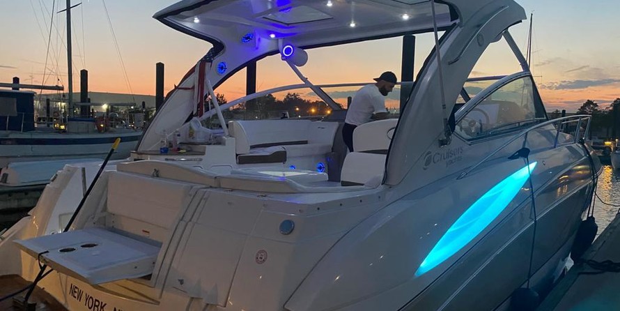 Cruisers Yachts 360 Express