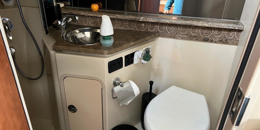 Cruisers Yachts 360 Express