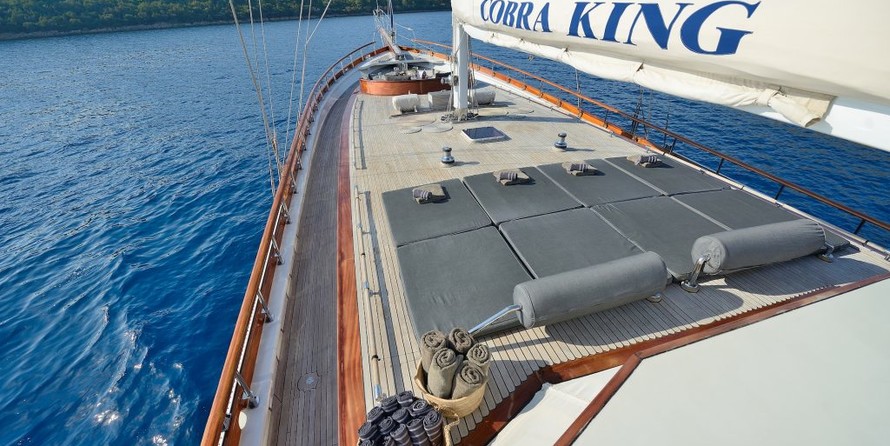 Yacht Cobra King