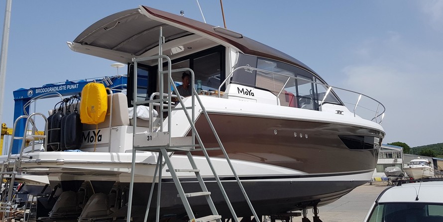 Sealine C330
