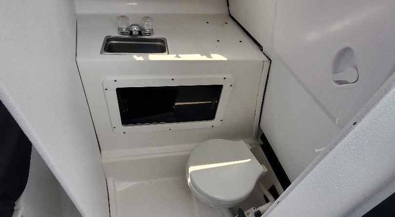 Robalo 2640 walkaround