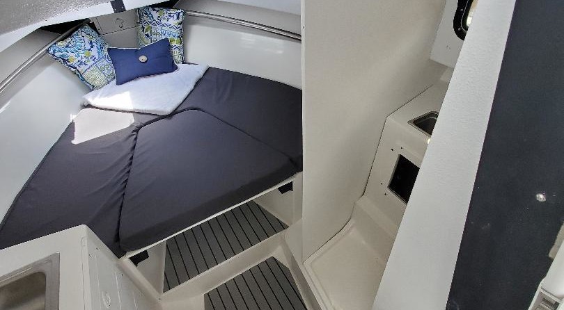 Robalo 2640 walkaround