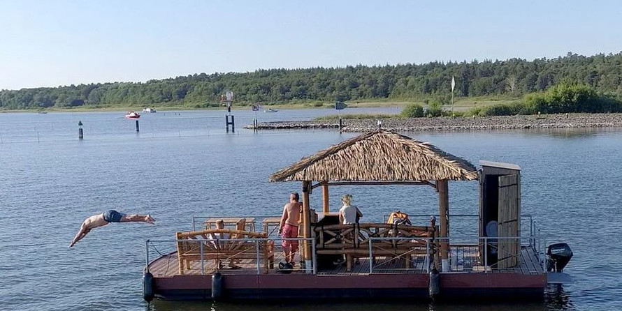 Marina EldenburgParty &amp; Badefloss