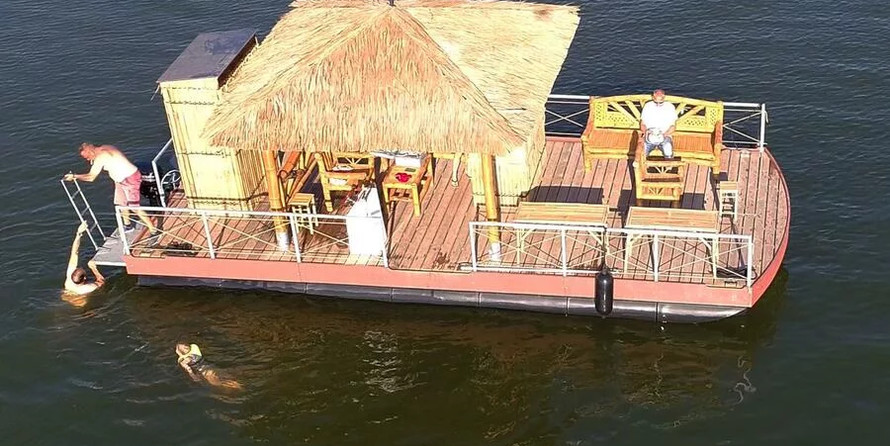 Marina EldenburgParty &amp; Badefloss