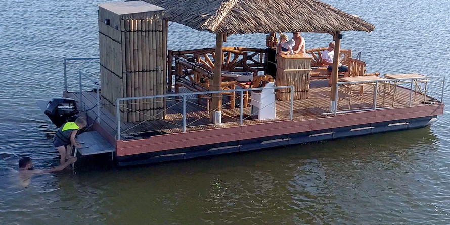 Marina EldenburgParty &amp; Badefloss