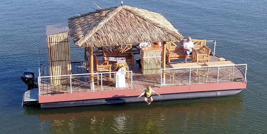 Marina EldenburgParty &amp; Badefloss