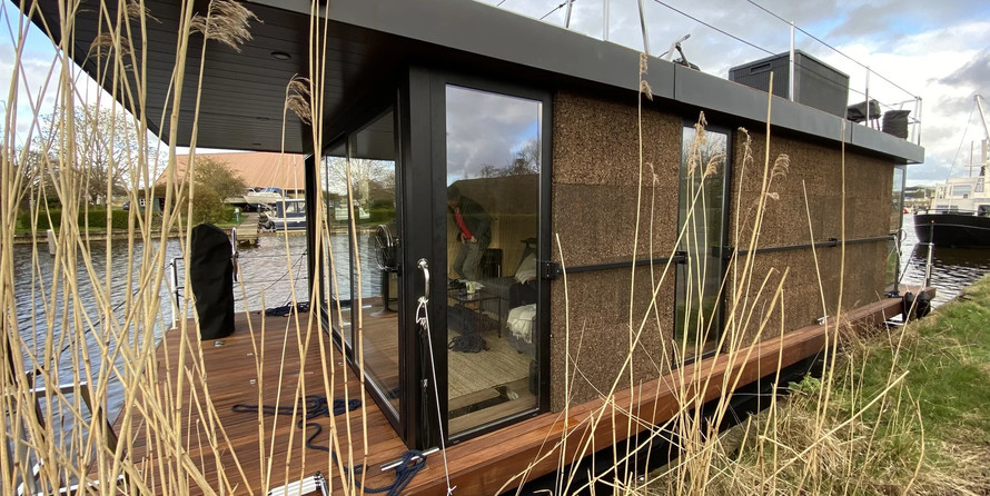 Waterlilly HousboatsLarge Double Suite V2