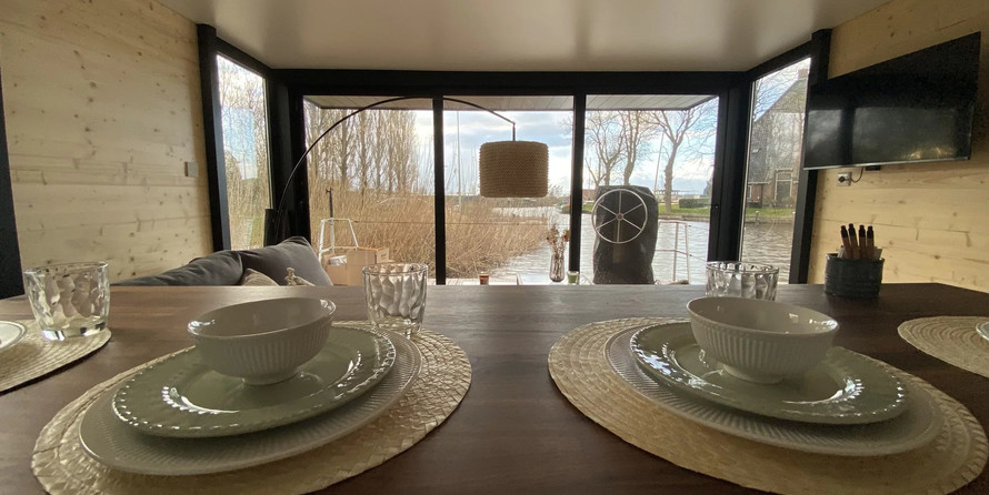 Waterlilly HousboatsLarge Double Suite V2