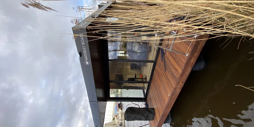 Waterlilly HousboatsLarge Double Suite V2