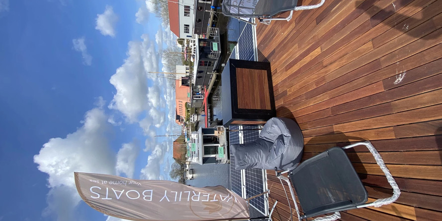 Waterlilly HousboatsLarge Double Suite V2