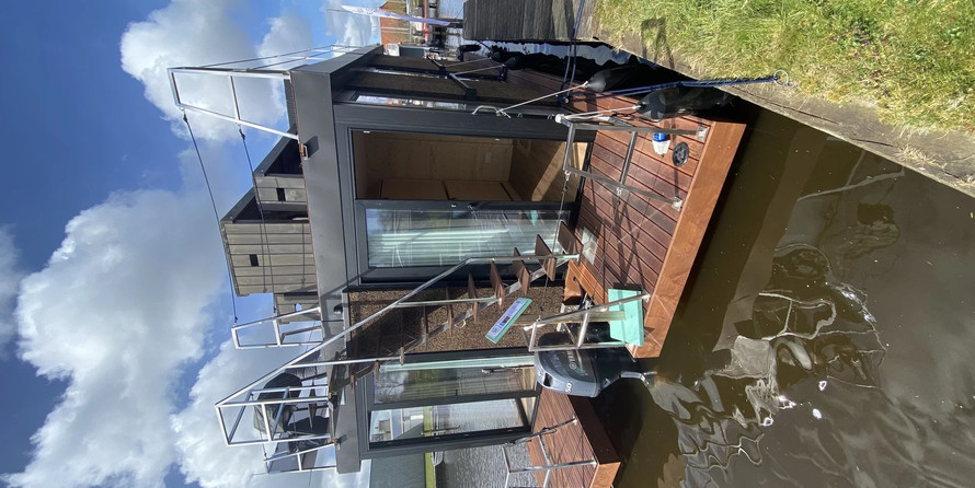 Waterlilly HousboatsLarge Double Suite V2