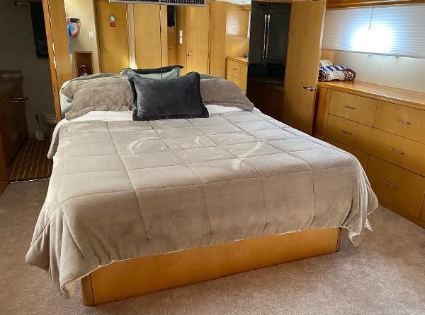 Hatteras 75 Cockpit Motor Yacht