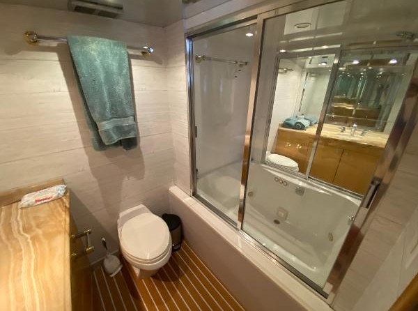 Hatteras 75 Cockpit Motor Yacht