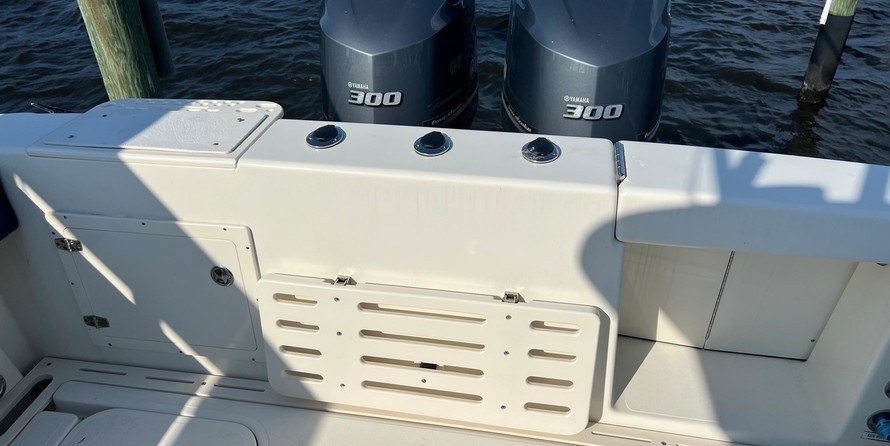 Pursuit 2870 center console