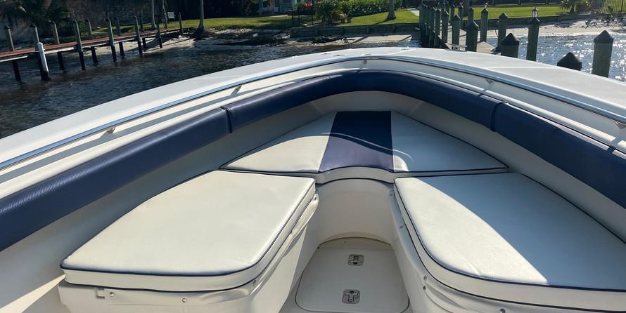 Pursuit 2870 center console