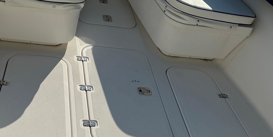 Pursuit 2870 center console