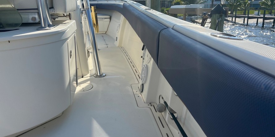 Pursuit 2870 center console