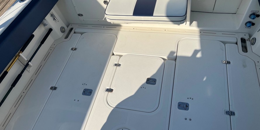 Pursuit 2870 center console