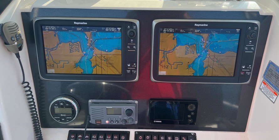 Pursuit 2870 center console