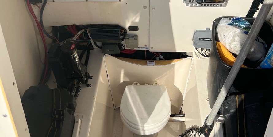 Pursuit 2870 center console