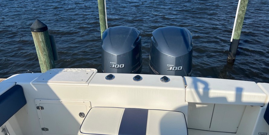 Pursuit 2870 center console