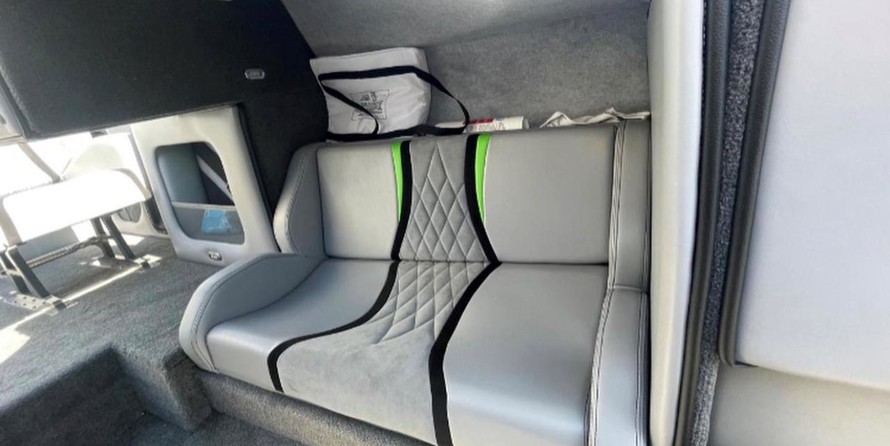 Pro-line 2950 mid cabin