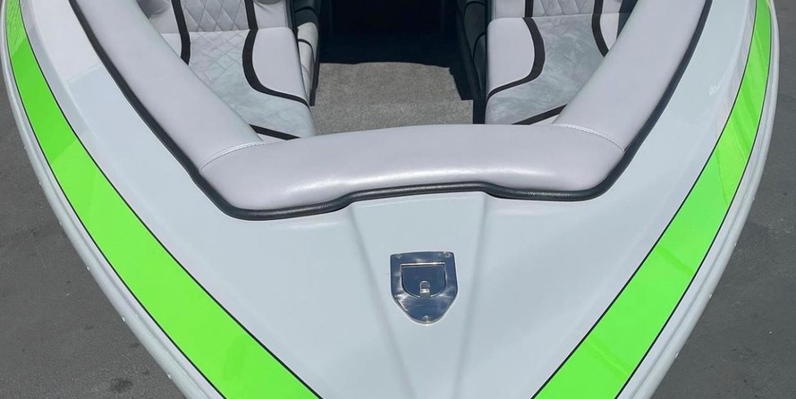 Pro-line 2950 mid cabin