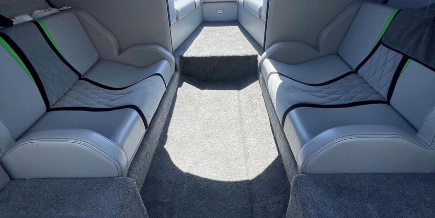 Pro-line 2950 mid cabin