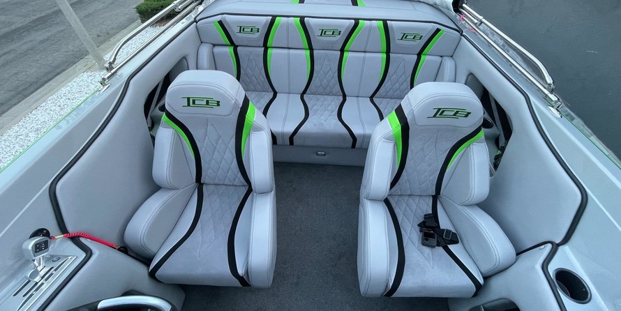 Pro-line 2950 mid cabin