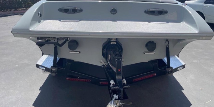 Pro-line 2950 mid cabin