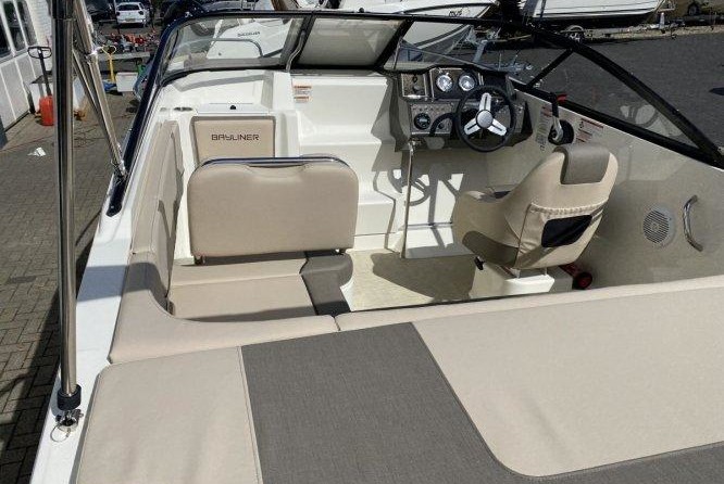 Bayliner VR5 Cuddy
