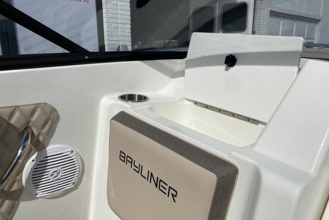 Bayliner VR5 Cuddy