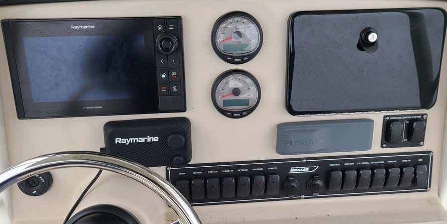 Boston Whaler 230 Outrage