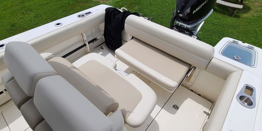 Boston Whaler 230 Outrage