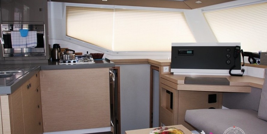 Fountaine Pajot Lucia 40
