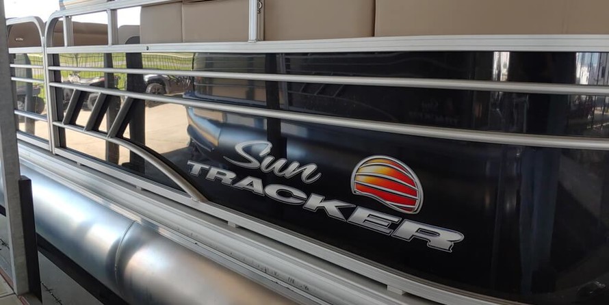 Sun Tracker Party Barge 22 DLX