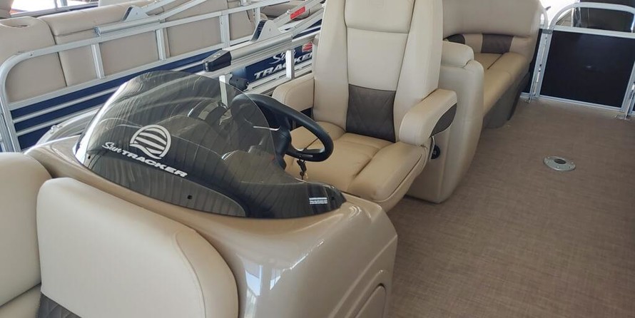 Sun Tracker Party Barge 22 DLX