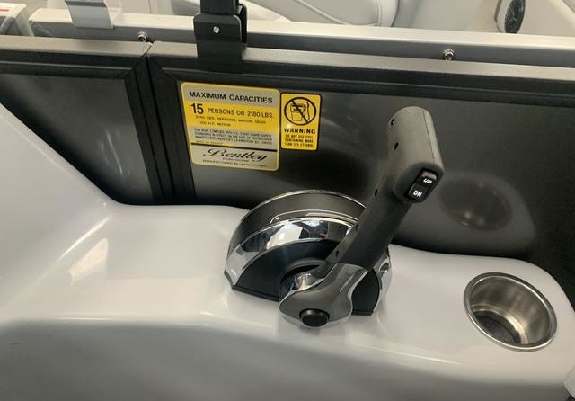 Premier Pontoons Navigator 220