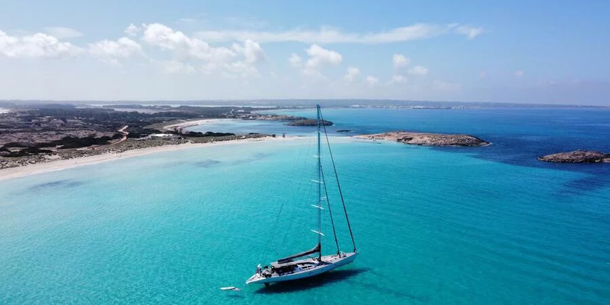 100 ft Length Luxury Yacht