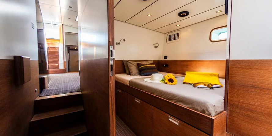 100 ft Length Luxury Yacht